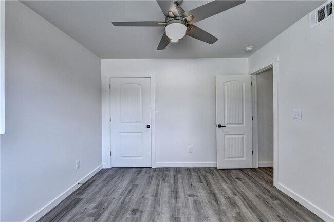 Building Photo - 6085 Glenridge Dr