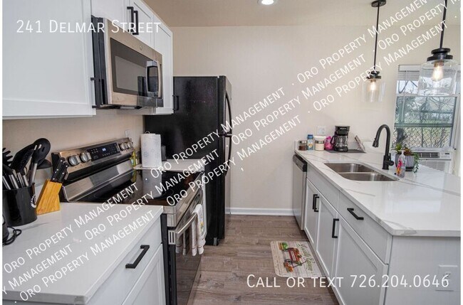 Building Photo - Adorable 2BR Home Close to Riverwalk and Downtown