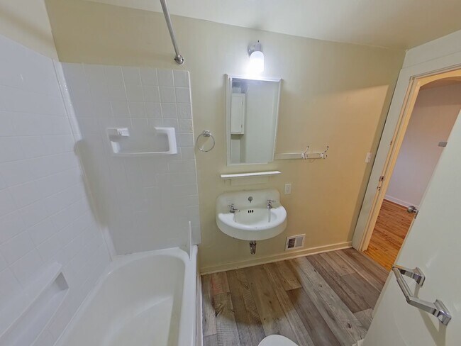 Building Photo - Glacier Tri-Plex