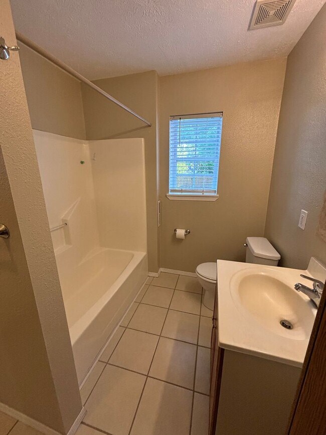 Building Photo - Gorgeous 3 Bed 2 Bath Home Available NOW!!!