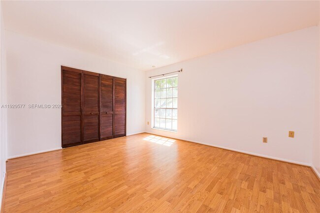 Building Photo - 10784 N Kendall Dr