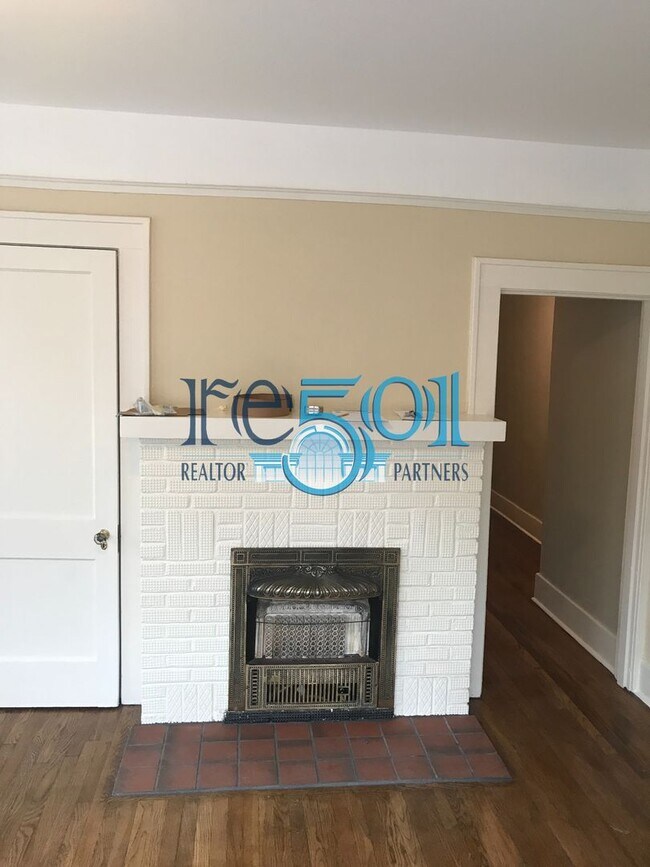 Building Photo - *New Price*  Newly Renovated Immaculate Co...