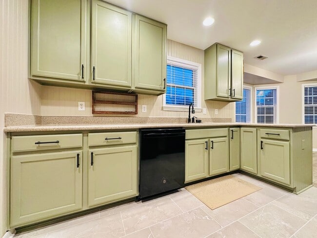 Building Photo - Spacious 3BD/2BA Home in Oak Park | Screened Porch | Large Backyard | 2-Car Garage