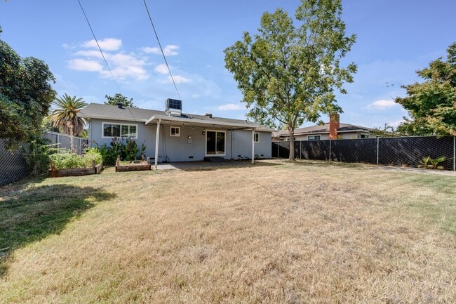 Building Photo - Updated 3-Bedroom Home! Modern Kitchen, Co...