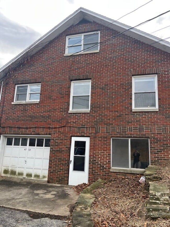 Building Photo - 3 bedroom, 1.5 bath Home: A MUST SEE! ONE MTH FREE OF YOUR CHOICE WITH A 12 MONTH LEASE!