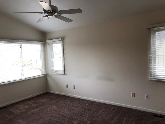 Building Photo - 458 Village Oaks Ct