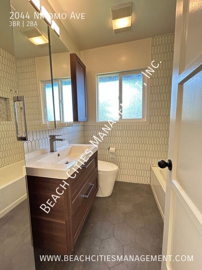 Building Photo - 2044 Nipomo Ave