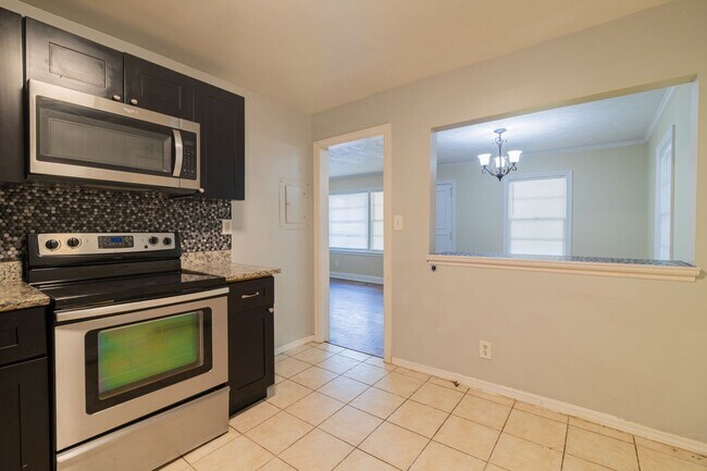 Building Photo - Conveniently located Midtown home - near h...
