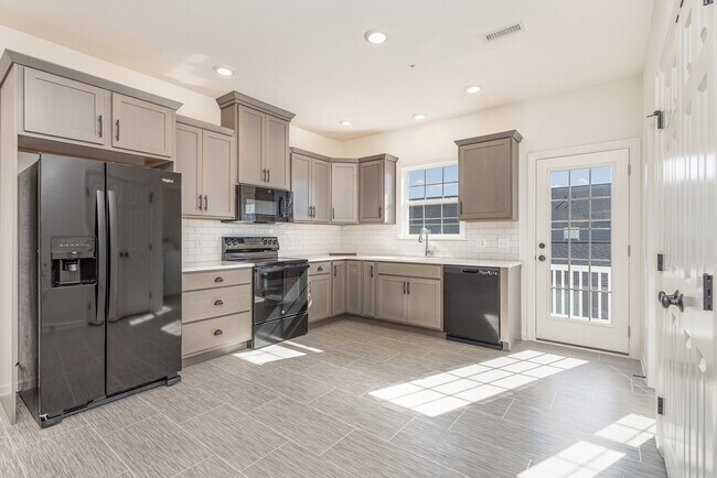 Building Photo - Move in by 12/1/24 for HALF OFF FIRST MONT...