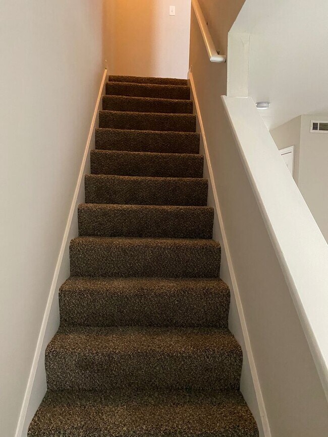 Building Photo - Great 2 bedroom townhouse community located near downtown Dallas