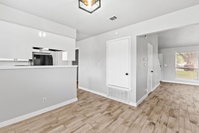Building Photo - PM2-AUS7505 Saint Amant Pl
