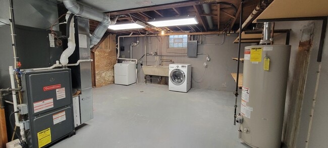 Building Photo - 532 Oakwood Dr