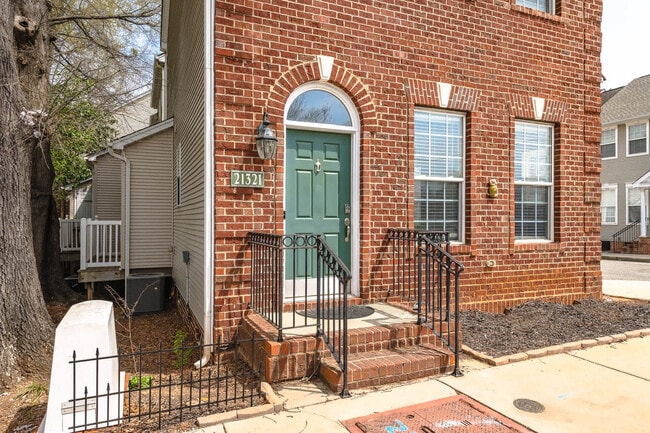Building Photo - 21241 Pine St