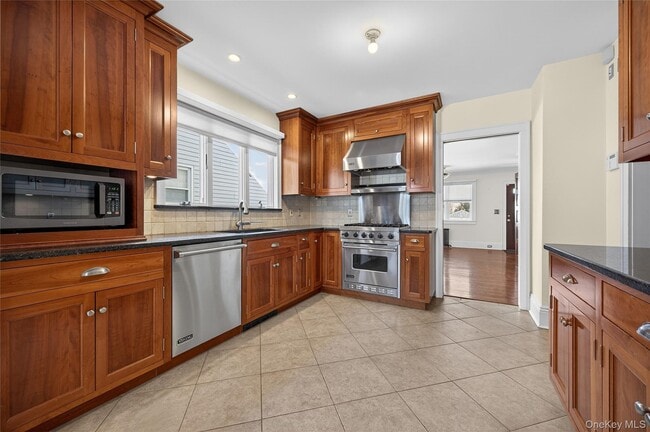 Building Photo - 35 Birch St