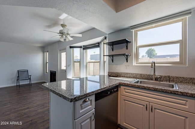 Building Photo - 820 W University Dr