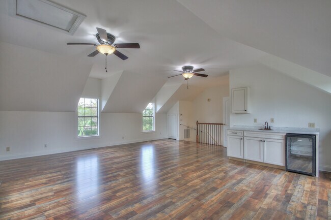 Building Photo - 4335 N Chapel Rd