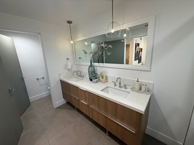 Building Photo - 239 S Marengo Ave