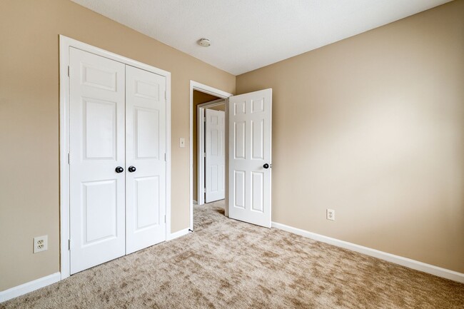 Building Photo - SW, Large Townhome, Wood/Vinyl Flooring, F...