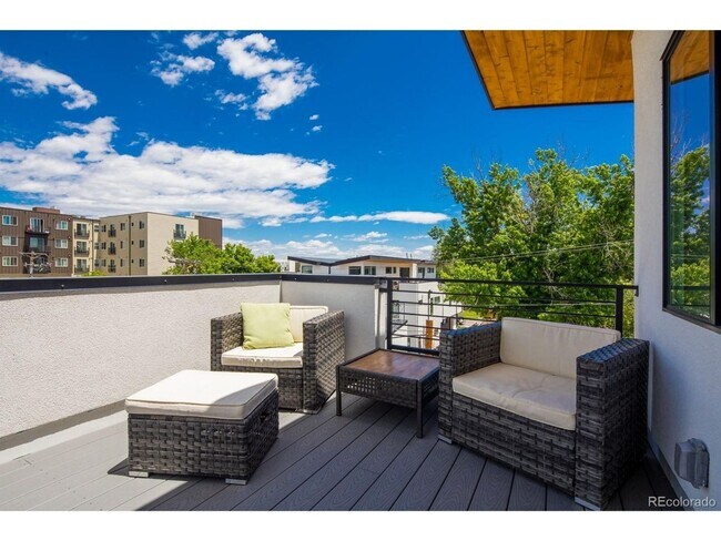 Building Photo - ONE MONTH FREE - Modern 3BR Townhome in Denver