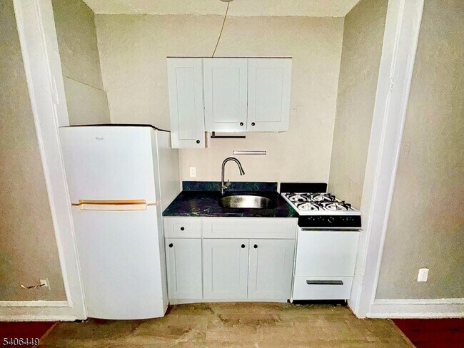 Building Photo - 17 Elwood Pl