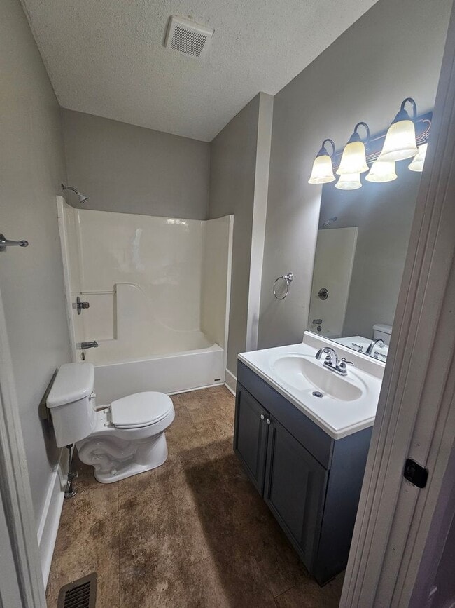 Building Photo - 1033 E 5th St