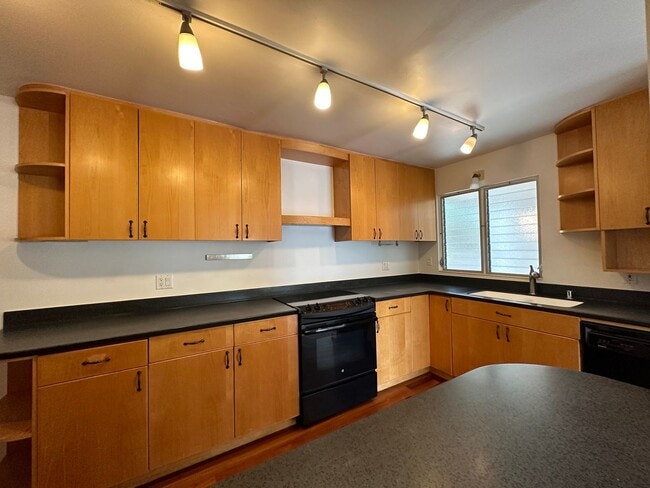 Building Photo - Spacious, Fully Renovated, 3 bedroom 2 bat...