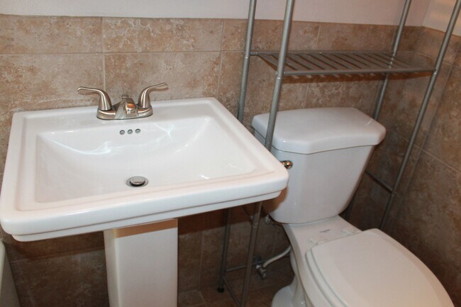 Building Photo - Move In Special!!!  $150 off 2nd month rent! Come take a look!