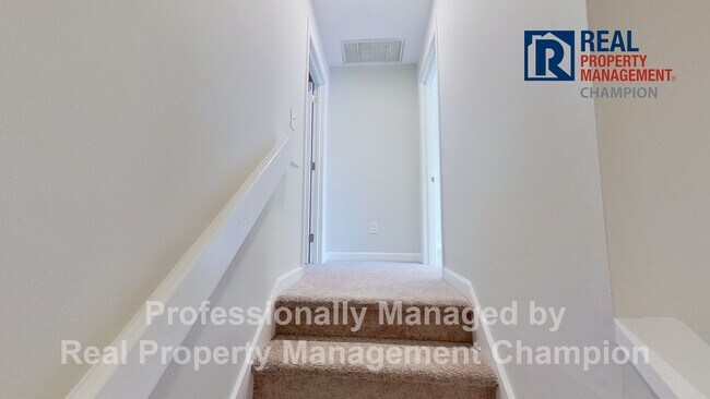 Building Photo - Fabulous End Unit Townhome with Three Master Bedrooms