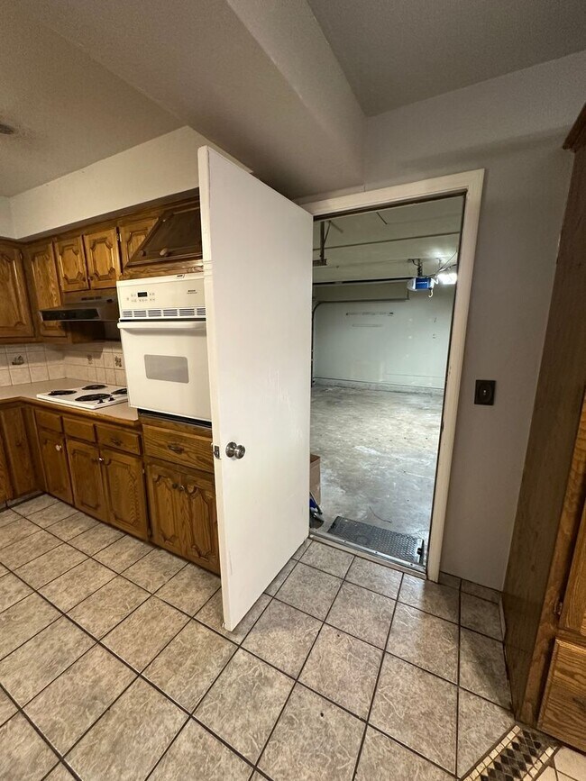Building Photo - 312 S Avery Dr
