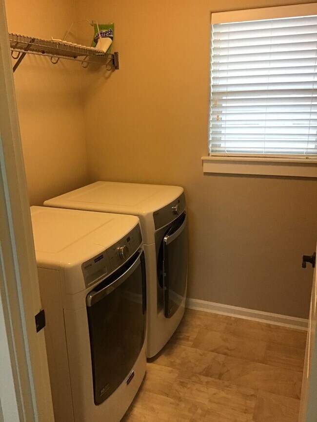 Building Photo - 3 Bedroom Home in the Bridges!