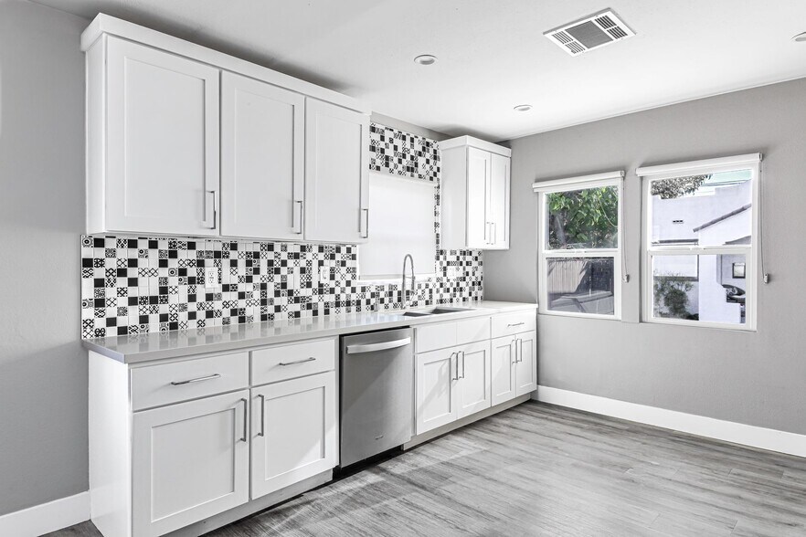 Building Photo - 2914 E 5th St