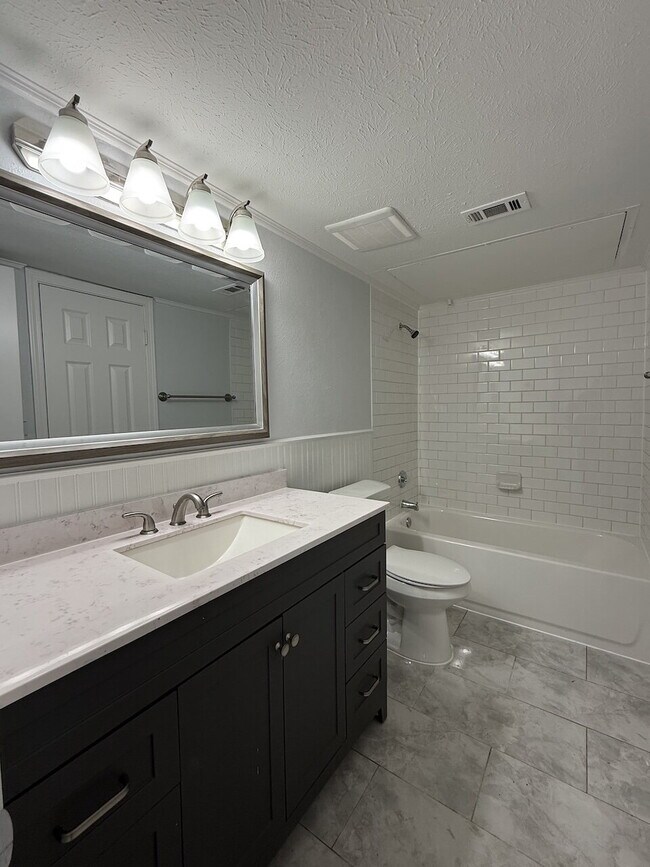 Building Photo - Come see this cute 2B House in a great location