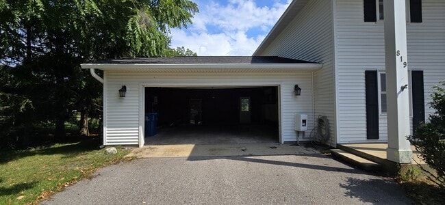Building Photo - 819 Elm St