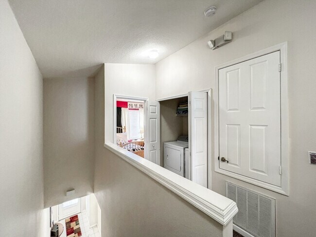 Building Photo - 2421 Silver Palm Dr