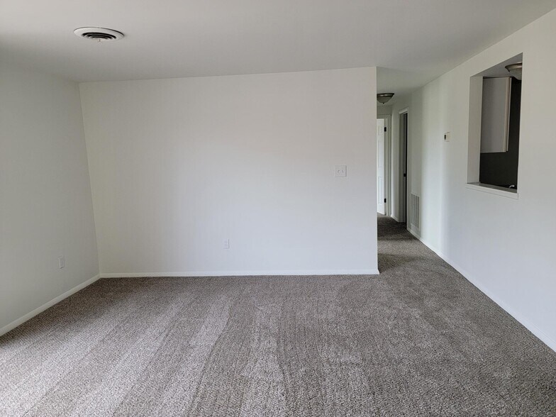 LR looking towards hallway - 1001 Nanroc Dr