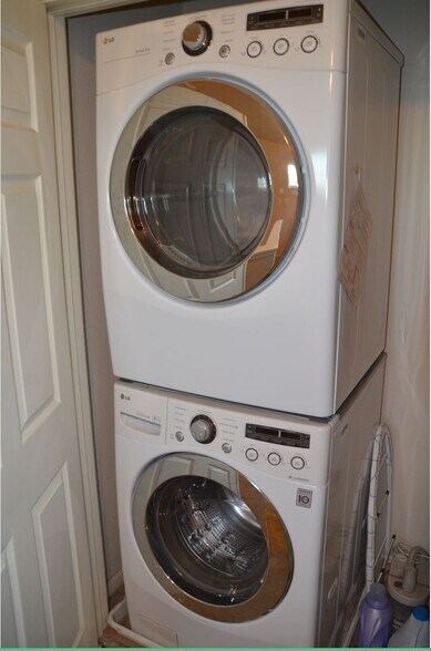 Washer/Dryer - 1813 Carlson Drive