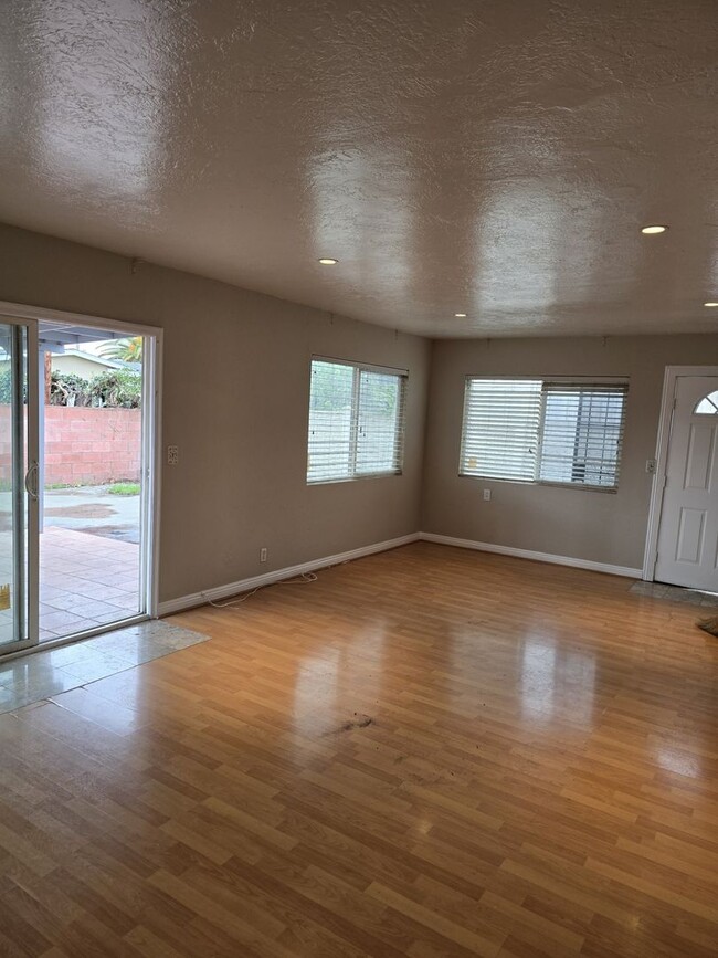 Building Photo - Spacious Rental In Garden Grove