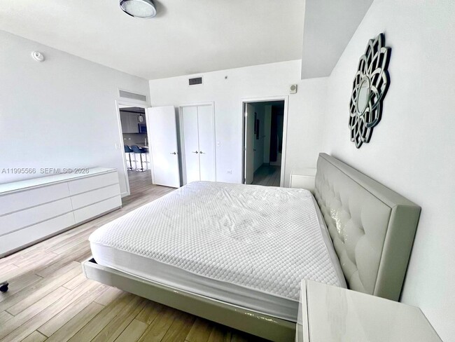 Building Photo - 999 SW 1st Ave