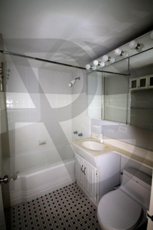 Building Photo - High rise in Lakeview East