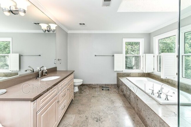 Building Photo - 2030 Spring Branch Dr