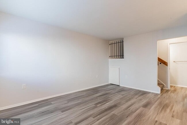 Building Photo - 8708 Village Square Dr