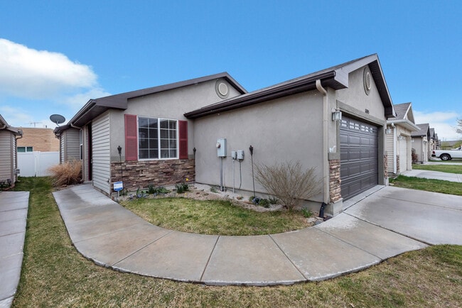 Building Photo - Beautiful Pet Friendly 3 bed/2 bath home i...