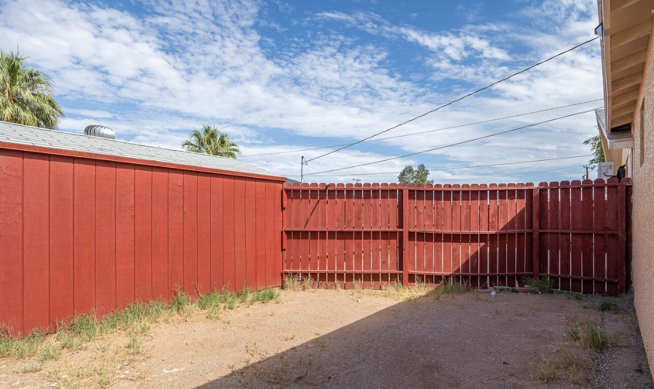 Building Photo - 516 N Roosevelt Ave