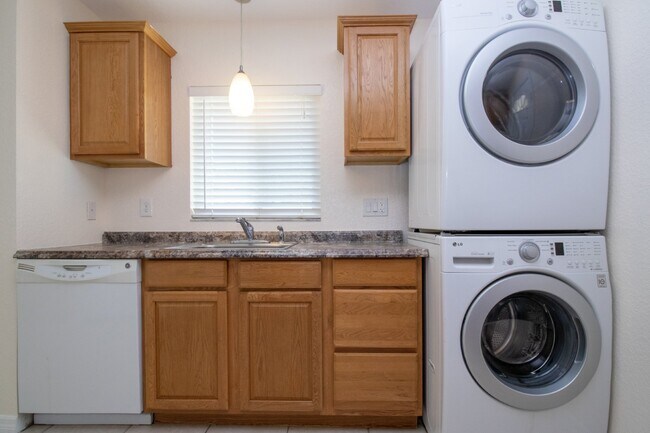 Building Photo - Indian Beach Park Duplex - walk to Ringling College!!