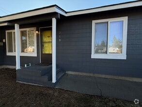 Building Photo - Great duplex on quiet street