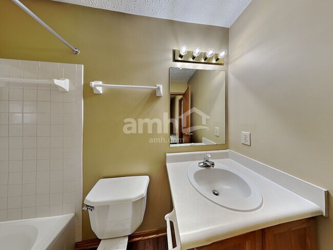 Building Photo - 906 Lakeway Ct E