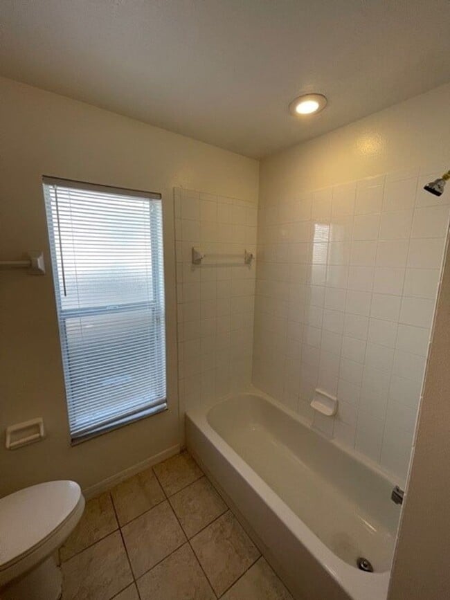 Building Photo - 3 Bedroom/2 Bathroom Single Family Home