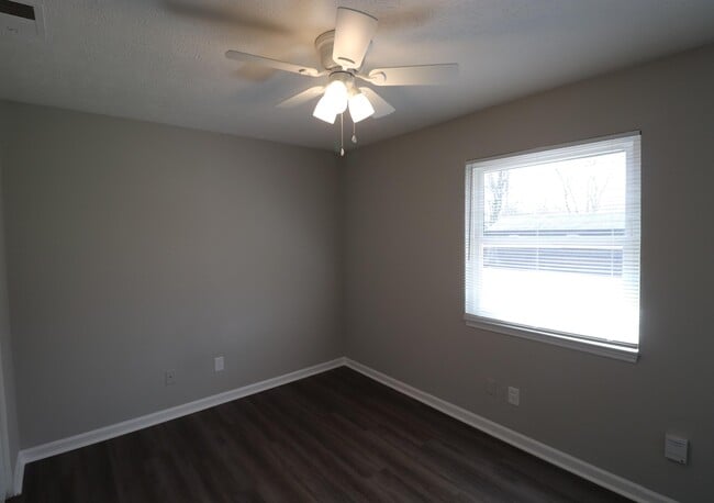 Building Photo - 521 Foxwood Dr