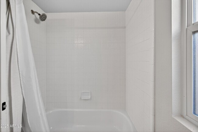 Building Photo - 6833 E Kelton Ln