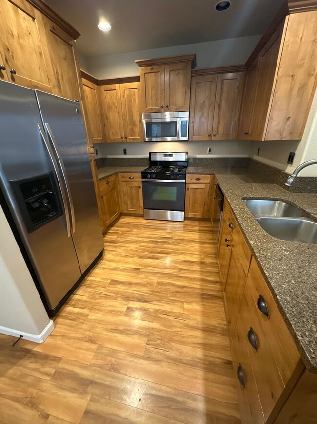 Building Photo - NE 3 Bdrm, 2.5 Bath 1450 sq ft House w/AC and Gas Heat,  All Appliances, Dbl Garage